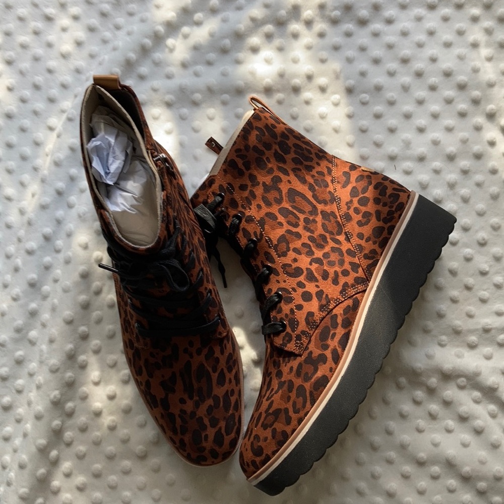 NIB dr scholls leopard flat form boots 11